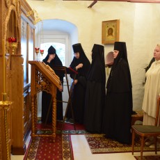 Совершена литургия в храме Происхождения Честных Древ 
